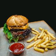 Бургер з беконом та картоплею фрі