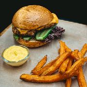 Бургер з курятиною та бататом фрі