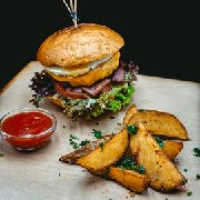 Бургер з яйцем та сванською картоплею