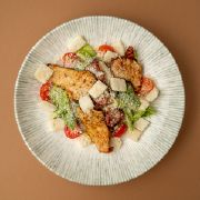 Салат Цезар з куркою гриль