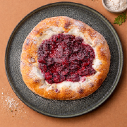 Солодкий хачапурі з сиром та вишнею