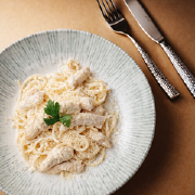 Спагеті з філе курочки та вершками