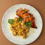 Стейк курятини з картоплею та кукурудзою