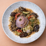 Салат теплий з куриною печінкою в беконі