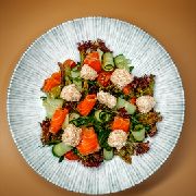 Салат з слабосоленим лососем