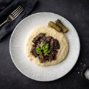 Томлена телятина у винному соусі