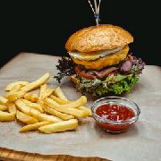 Бургер з яйцем та картоплею фрі