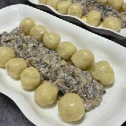 Цепеліни та лісові грибочки в сметанному соусі